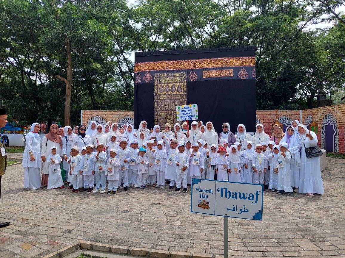 Peragaan Manasik Haji PAUD Setya Bumi Nusantara di JungleLand Adventure Theme Park Sentul