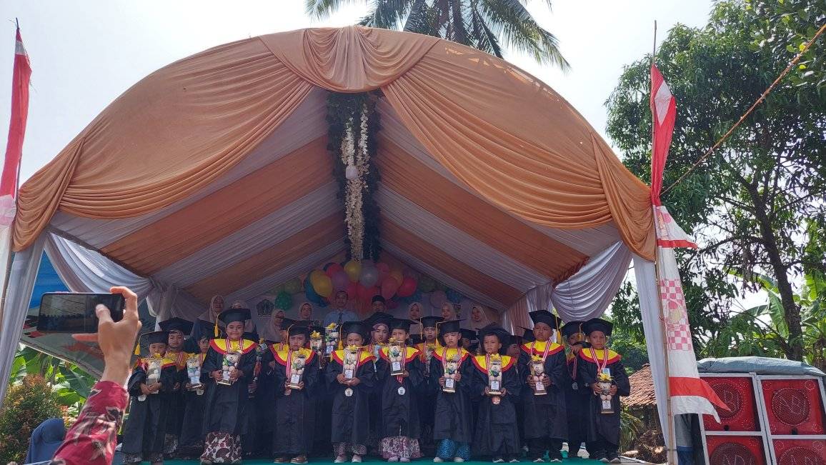 Selalu Dalam Kenangan Indah Saat Pertama Datang dan Keluar Sekolah