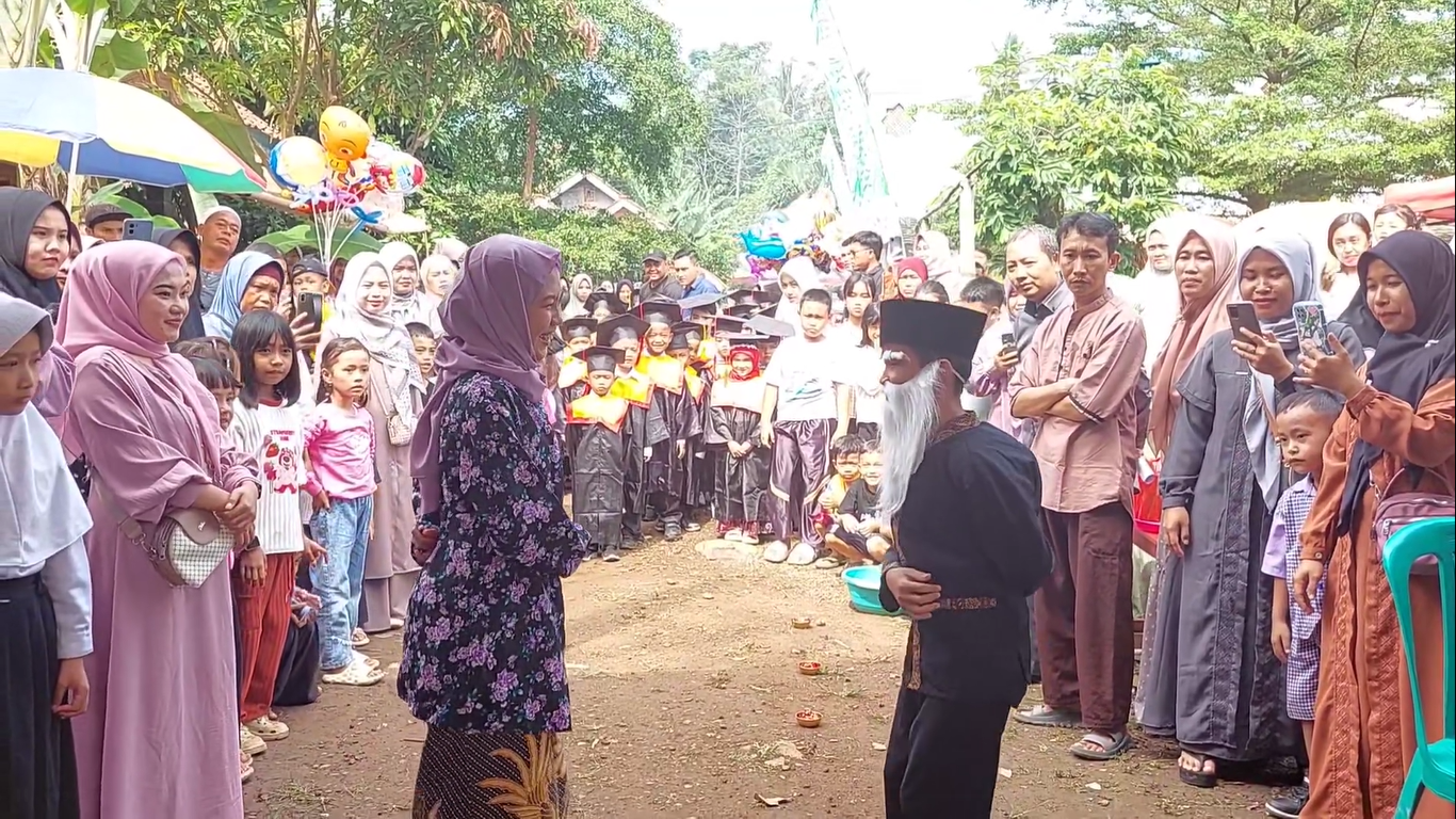 Prosesi Mapag Siswa dan Siswi Lulus PAUD Setya Bumi Nusantara Angkatan 2023/2024