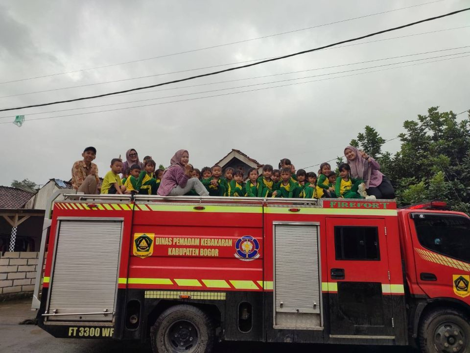 KEGIATAN EDUKASI BERSAMA PEMADAM KEBAKARAN PAUD SETYA BUMI NUSANTARA
